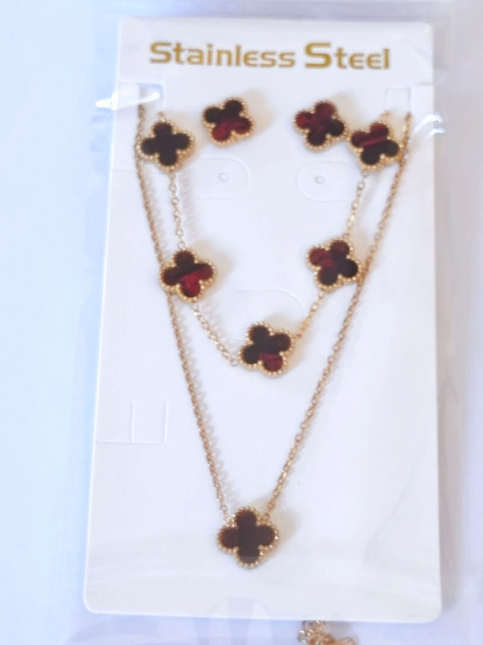 Conjunto de gargantilha, pulseira e brincos de trevo com corrente de aço dourada – photo 5
